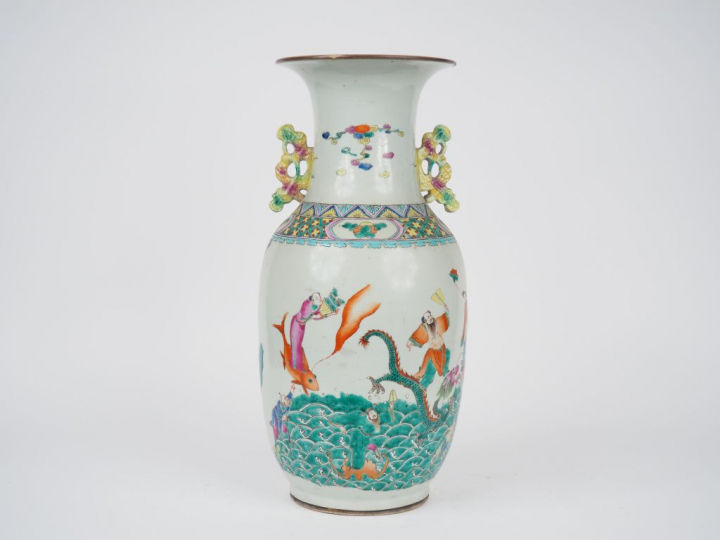 Vase de forme balustre en porcelaine et émaux famille rose, décor de l