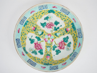 Vente aux enchères Plat en porcelaine de Canton, famille rose, décor de fleur de pivoine 