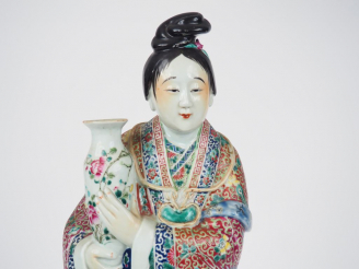 Vente aux enchères Statuette en porcelaine et émaux de la famille rose représentant une j