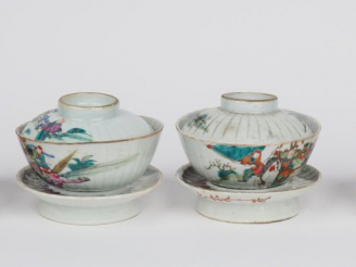 Vente aux enchères Ensemble de 4 coupes couvertes en porcelaine avec leur présentoir de l