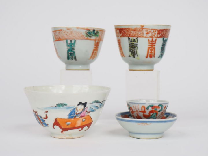 Chine, vers 1900,  Deux coupes à alcool, une coupe et présentoir, un b