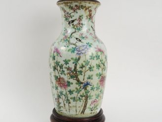 Vente aux enchères Vase balustre en porcelaine et émaux de la famille rose, à décor d'ois