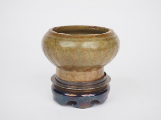 Vente aux enchères Coupe en porcelaine, émail céladon col rodé, avec un présentoir en mét