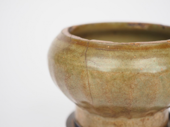 Coupe en porcelaine, émail céladon col rodé, avec un présentoir en mét