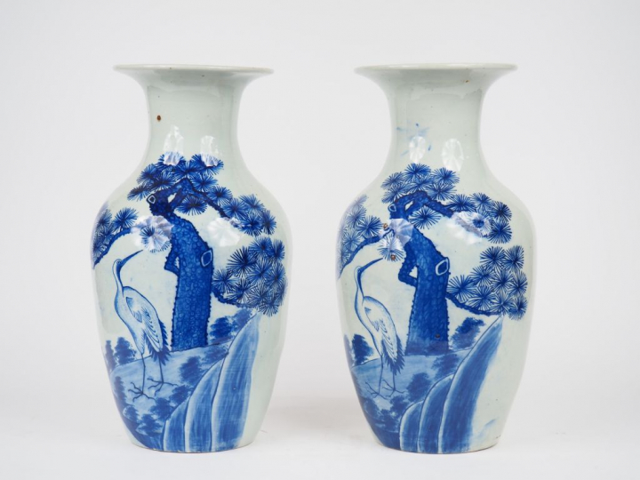 Paire de vases balustre en porcelaine à décor en bleu sur fond céladon