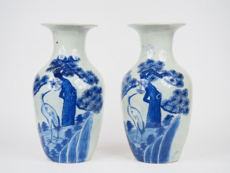 Vente aux enchères Paire de vases balustre en porcelaine à décor en bleu sur fond céladon