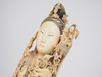 Vente aux enchères Importante statuette en ivoire finement sculpté représentant Guanyin a
