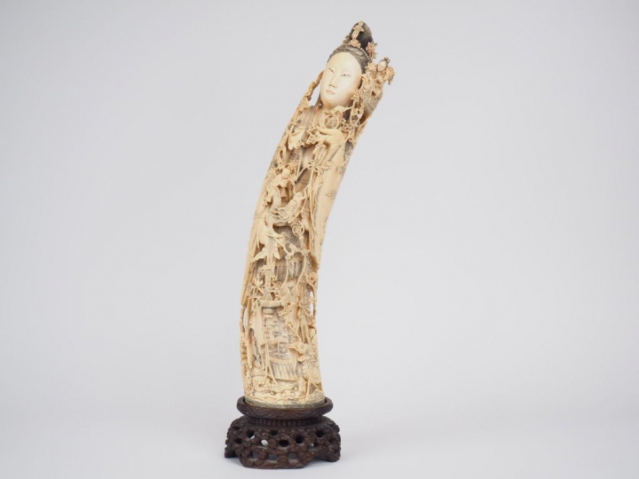 Importante statuette en ivoire finement sculpté représentant Guanyin a
