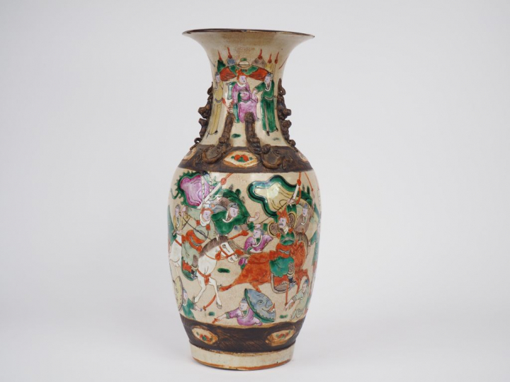 Vase balustre en porcelaine de Nankin décor polychrome de guerrier, su