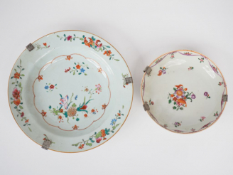 Vente aux enchères Assiette creuse en porcelaine émaux famille rose à décor floral. Chine
