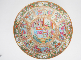Vente aux enchères Bassin en porcelaine et émaux de style famille rose, décor de scène de