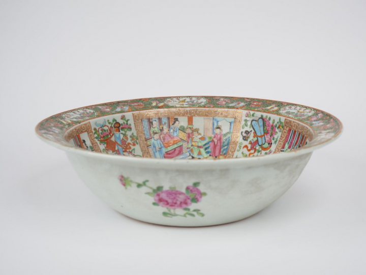 Bassin en porcelaine et émaux de style famille rose, décor de scène de