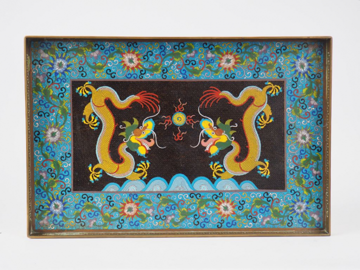 Plateau en émaux cloisonnés sur bronze à décor polychrome de deux drag