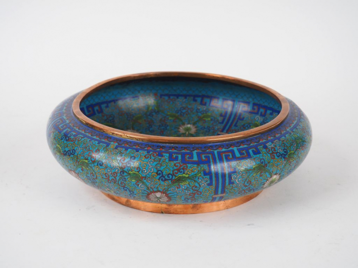 Coupe en émaux cloisonnés sur bronze à décor polychrome sur fond bleu 