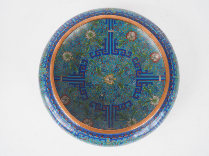 Coupe en émaux cloisonnés sur bronze à décor polychrome sur fond bleu 
