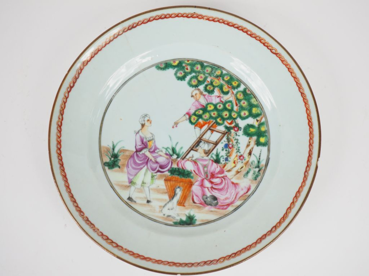Compagnie des Indes, XVIIIe siècle, Assiette en porcelaine et émaux de