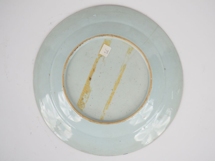 Compagnie des Indes, XVIIIe siècle, Assiette en porcelaine et émaux de