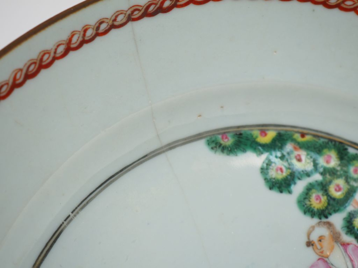 Compagnie des Indes, XVIIIe siècle, Assiette en porcelaine et émaux de