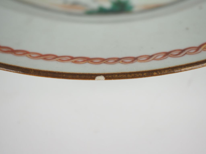 Compagnie des Indes, XVIIIe siècle, Assiette en porcelaine et émaux de