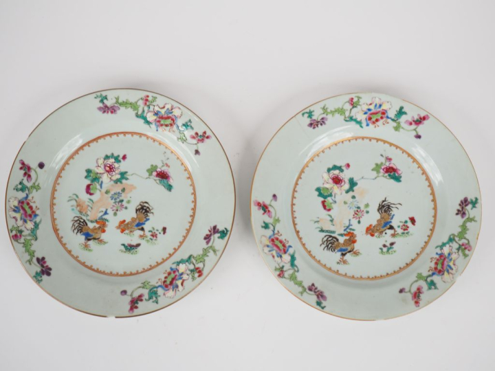 Chine XVIIIe siècle,  Paire d’assiettes en porcelaine et émaux de la f