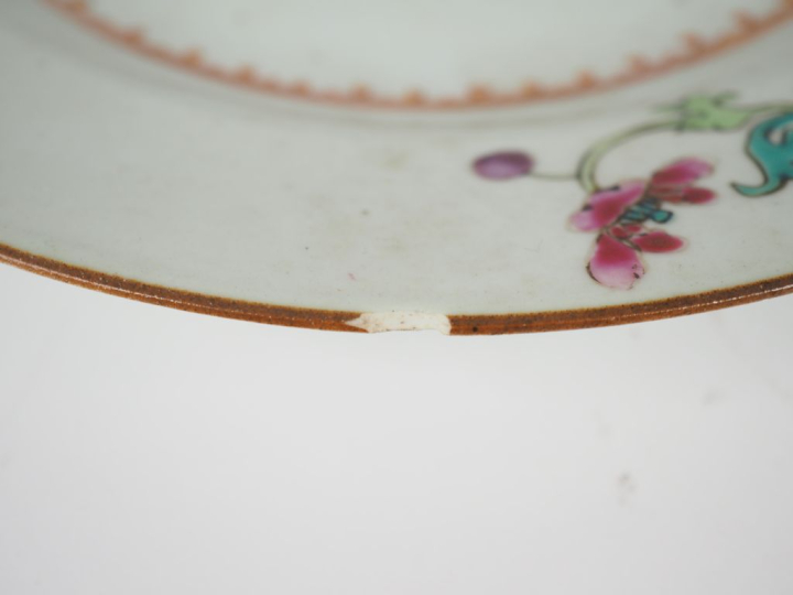 Chine XVIIIe siècle,  Paire d’assiettes en porcelaine et émaux de la f