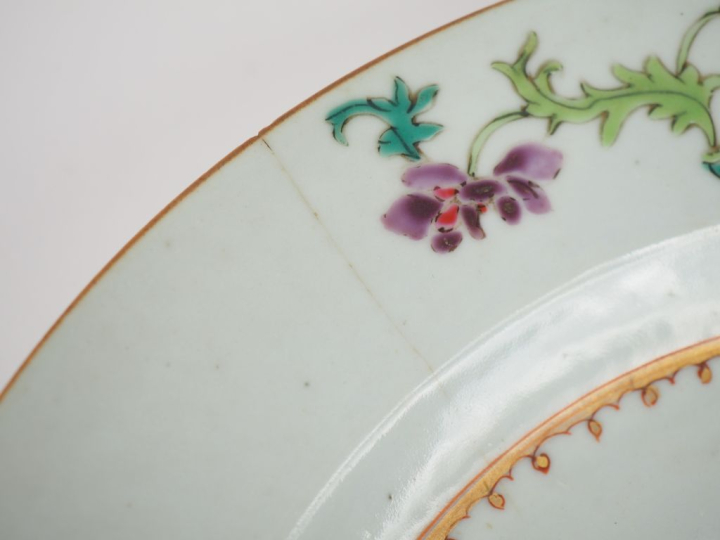 Chine XVIIIe siècle,  Paire d’assiettes en porcelaine et émaux de la f