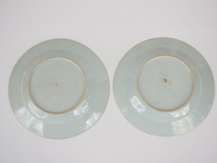 Chine XVIIIe siècle,  Paire d’assiettes en porcelaine et émaux de la f