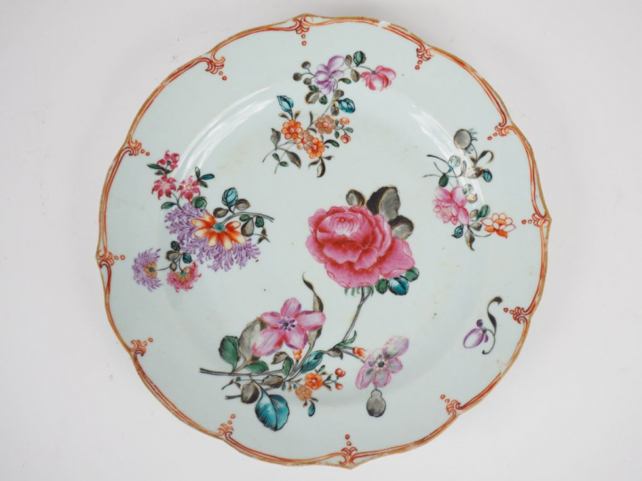 Chine, XVIIIe siècle,  Assiette floriforme en porcelaine et émaux de l
