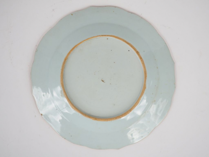 Chine, XVIIIe siècle,  Assiette floriforme en porcelaine et émaux de l