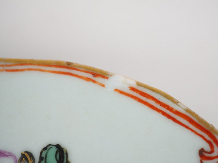 Chine, XVIIIe siècle,  Assiette floriforme en porcelaine et émaux de l