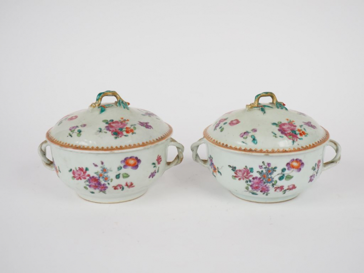 Chine XVIIIème siècle. Paire de bouillons couverts en porcelaine émaux