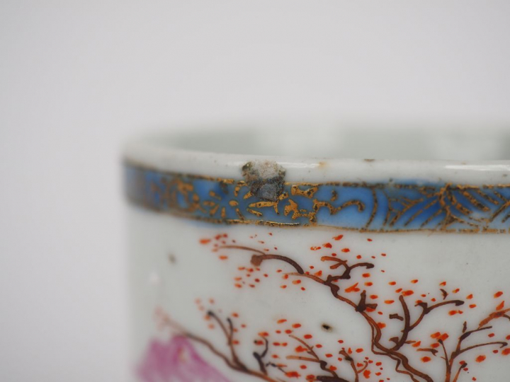 Chine, XVIIIe siècle, Tasse en porcelaine et émaux de la famille rose,