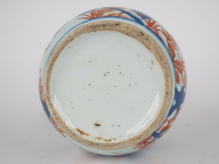 Verseuse en porcelaine "Imari chinois", décor de fleurs de lotus.  H. 