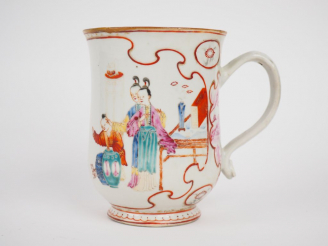 Vente aux enchères Pichet en porcelaine et émaux de la famille rose et sanguine, décor de