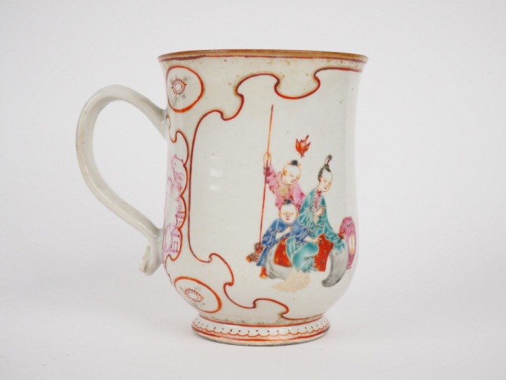 Pichet en porcelaine et émaux de la famille rose et sanguine, décor de