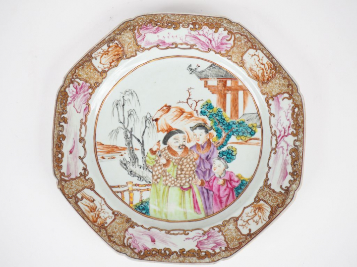 Assiette octogonale en porcelaine et émaux de la famille rose, décor e