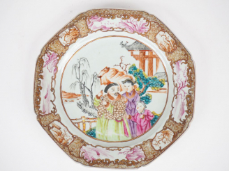 Vente aux enchères Assiette octogonale en porcelaine et émaux de la famille rose, décor e