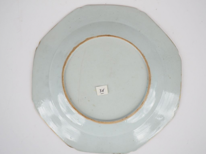 Assiette octogonale en porcelaine et émaux de la famille rose, décor e