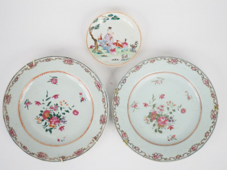 Vente aux enchères Lot comprenant deux assiettes en porcelaine et émaux de la famille ros