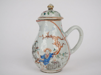 Vente aux enchères Petite verseuse couverte en porcelaine et émaux famille rose, décor d'