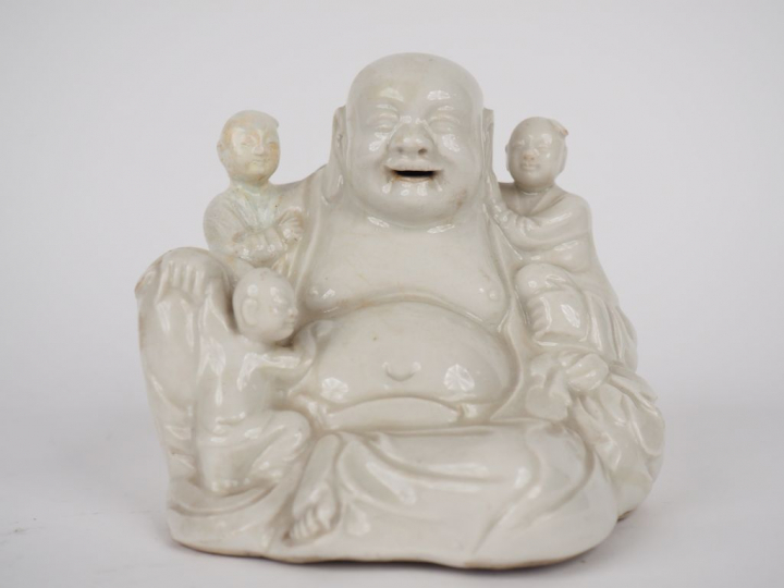 Chine, vers 1920, Groupe en porcelaine de Chine "buddaï" acompagné d'e