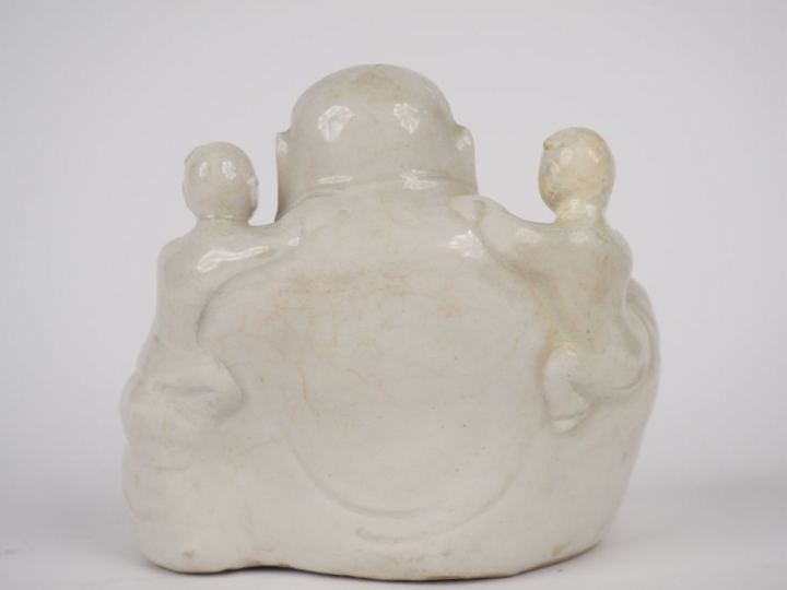 Chine, vers 1920, Groupe en porcelaine de Chine "buddaï" acompagné d'e