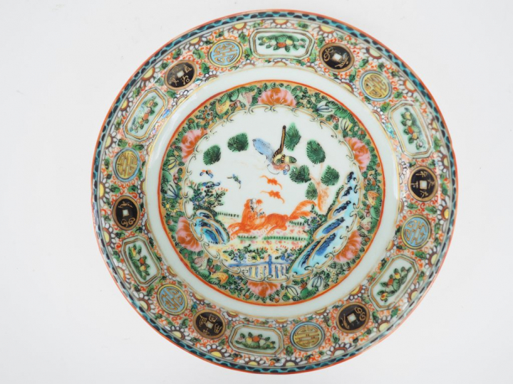 Assiette creuse en porcelaine de Canton, famille rose, à décor d'un li