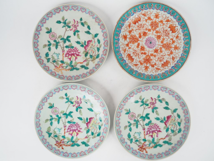Lot comprenant : 3 plats en Canton à décor de pivoiniers en fleurs, fa