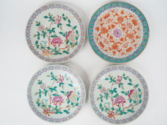 Vente aux enchères Lot comprenant : 3 plats en Canton à décor de pivoiniers en fleurs, fa