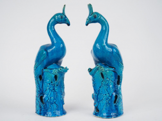 Vente aux enchères Paire de statuettes en biscuit émaillé  turquoise "oiseau fohang" Chin