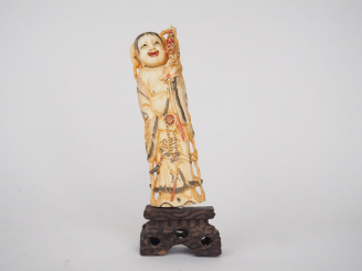 Vente aux enchères Statuette en ivoire polychrome représentant un enfant, un sapèque et u