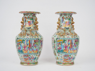 Vente aux enchères Paire de vases balustres en porcelaine de la famille rose, décor alter