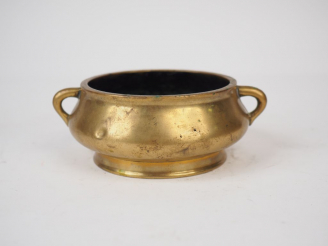 Vente aux enchères Brule parfum à deux anses en bronze. Chine, période Qing.  Diam. 12,5 
