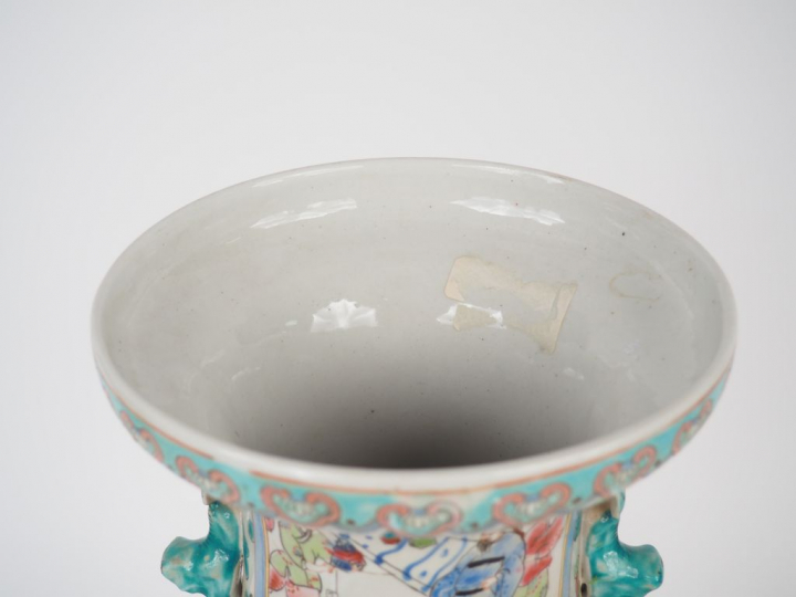 Vase de forme balustre en émaux de la famille rose, décor de scène ani